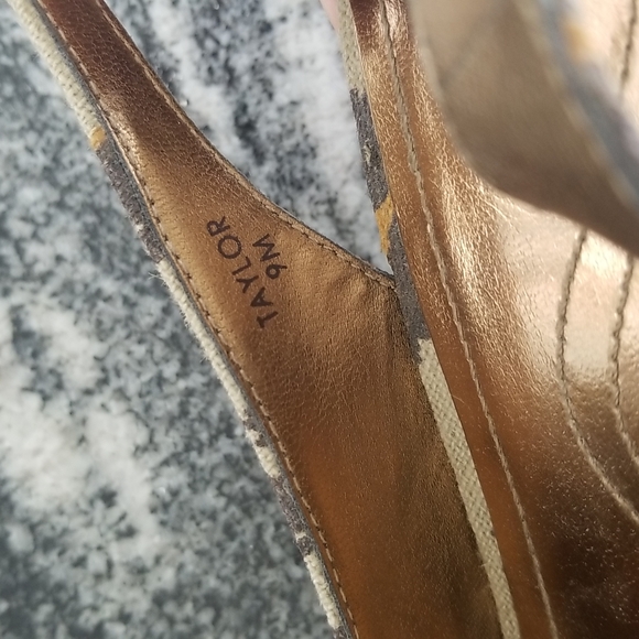 (9M) Tahari ❤ ❤ Animal Print Wedge ❤ Hot ❤ Summer ❤ Vacay ❤ - Picture 7 of 9